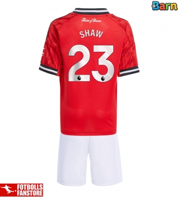 Manchester United Luke Shaw #23 Hemmatröja Barn 2025-26 Kortärmad (+ Korta byxor)